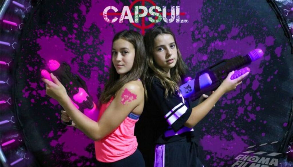 La coppia di Capsul: L'immagine di due ragazze genera dibattito sui social network