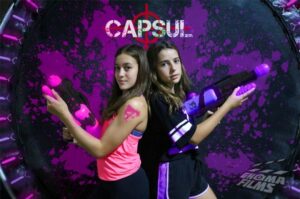 La coppia di Capsul: L'immagine di due ragazze genera dibattito sui social network