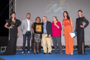 Maria Letizia Di Liberti e sindaco Clara Rametta consegnano premio ad Avati