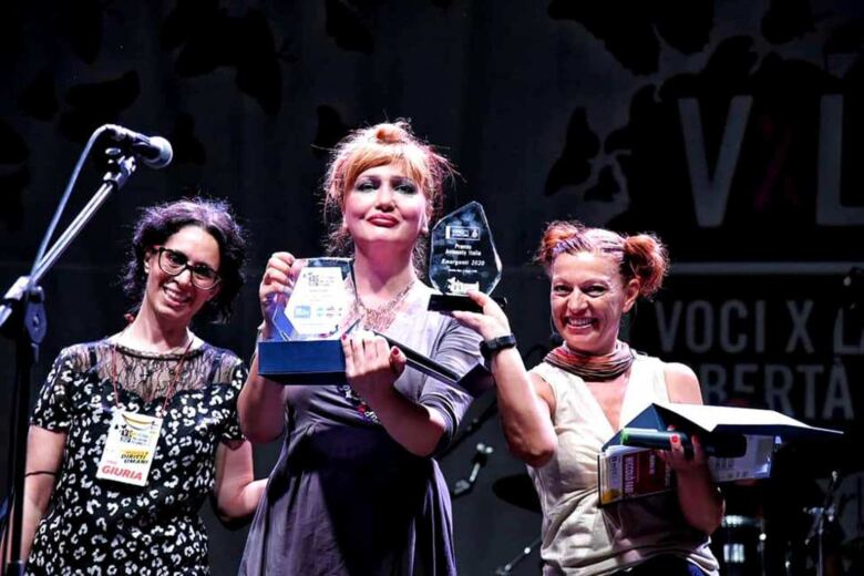 H.E.R. vince il Premio Amnesty emergenti con il brano "Il mondo non cambia mai" contro le discriminazioni. Premiato anche Niccolò Fabi