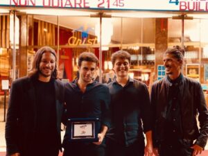 Brando fuori Teatro Ariston