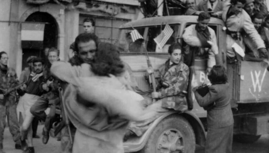 FOTO festa liberazione Torino, 1945 tratta da archivio Istoreto
