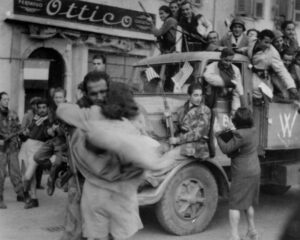 FOTO festa liberazione Torino, 1945 tratta da archivio Istoreto