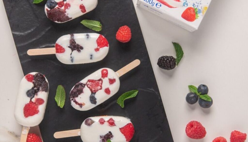 mini-gelati-allo-yogurt-e-frutti-di-bosco-4-min