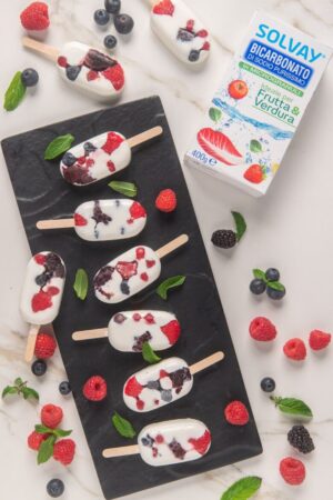 mini-gelati-allo-yogurt-e-frutti-di-bosco-4-min