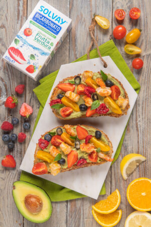 avocado-toast-con-gamberi-frutti-di-bosco-e-pomodorini-1