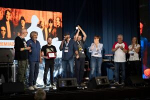 01-finalecoverme2021_premiazionevincitori_the-folding-chairs