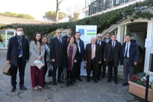 lambasciatore-otabek-akbarov-insieme-aa-alcuni-componenti-la-tavola-rotonda