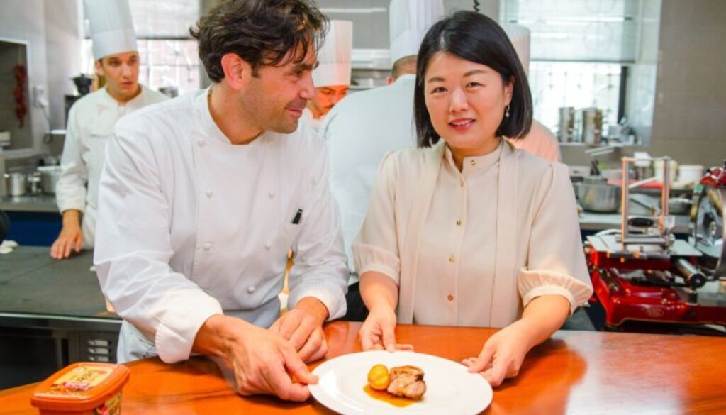 chef-daniel-canzian-e-ha-jung-a-direttrice-di-at-korea-parigi