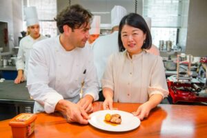 chef-daniel-canzian-e-ha-jung-a-direttrice-di-at-korea-parigi