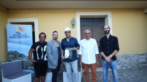 foto-presentazione-calabrese-autori-con-proloco-e-proprietario-dimora