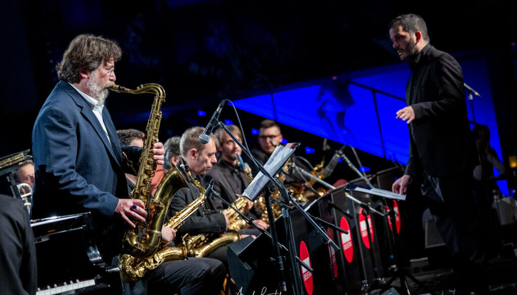 da-sinistra-emanuele-cisi-sax-la-monday-orchestra-e-il-direttore-luca-missiti