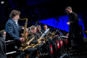 da-sinistra-emanuele-cisi-sax-la-monday-orchestra-e-il-direttore-luca-missiti