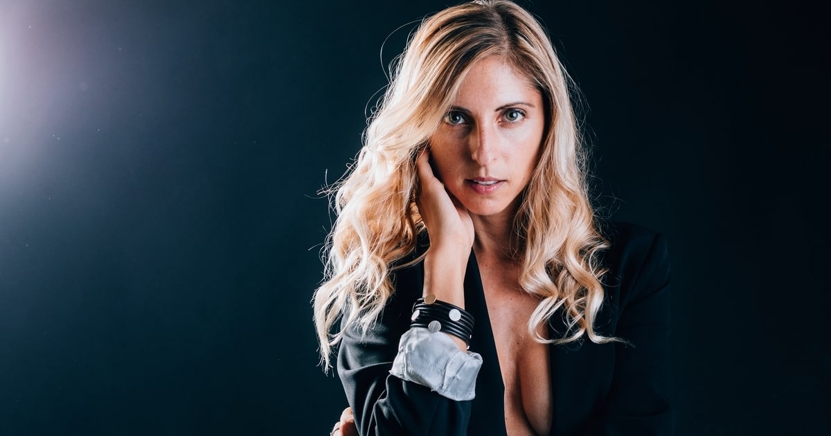 ELISA GELOSI, LA SENSUALITÀ DELL’IMPERFEZIONE